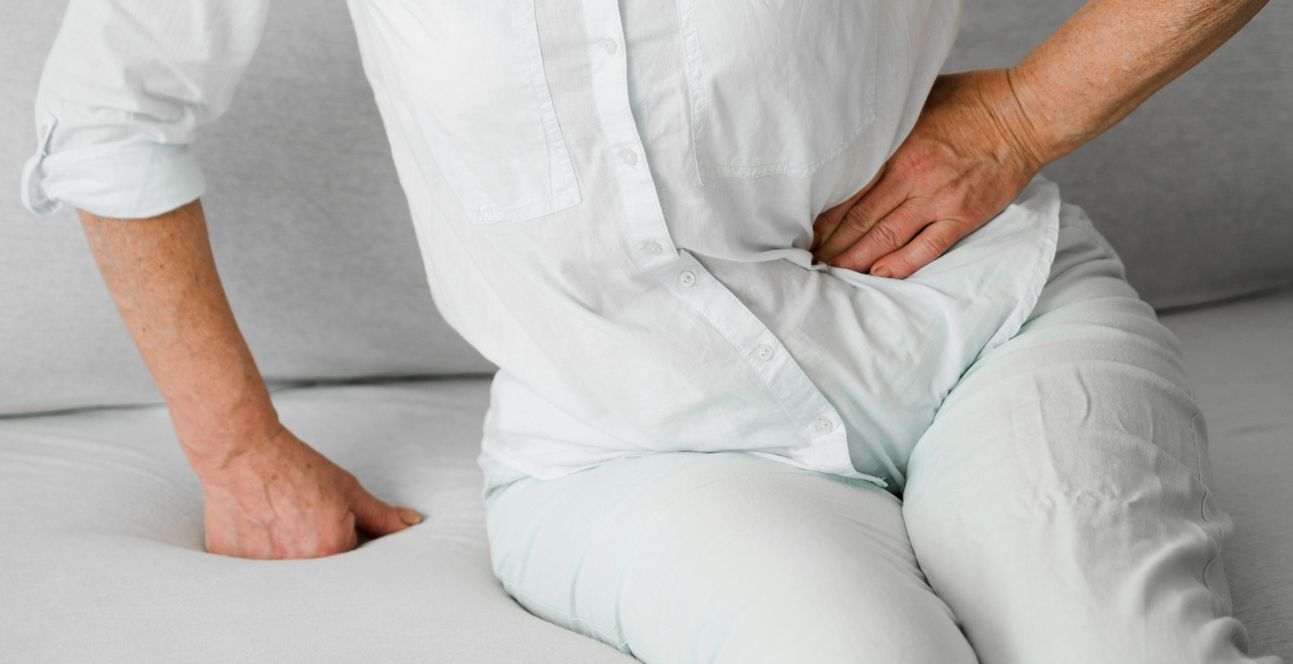 Ból biodra podczas spania na boku – przyczyny i skuteczne rozwiązania